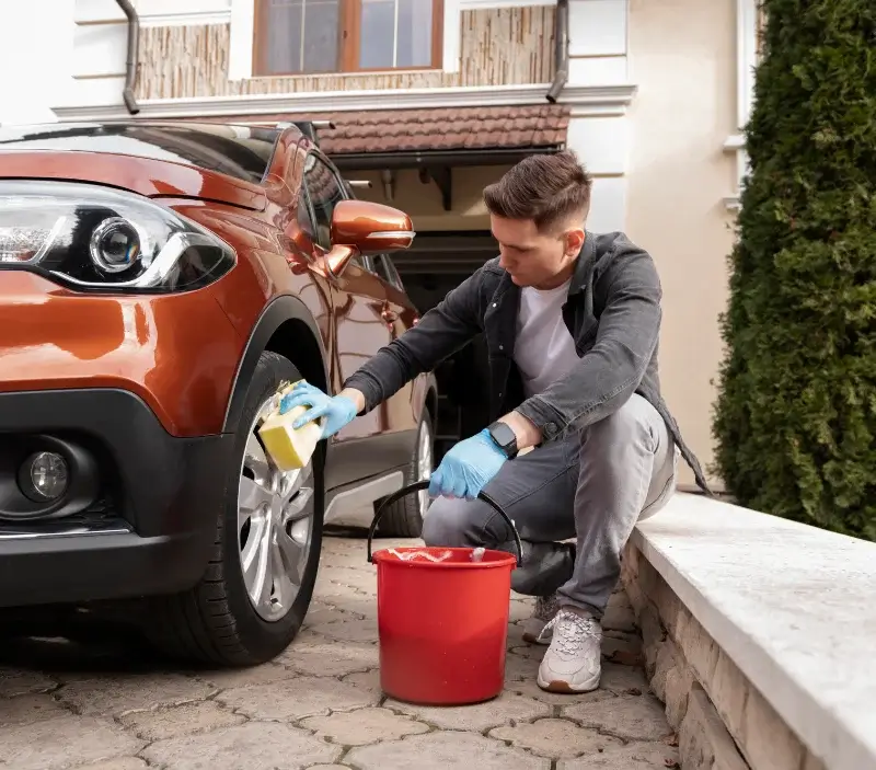 Lavage auto à domicile Saint-Martin-Lars-en-Sainte-Hermine : professionnel intervenant sur un véhicule